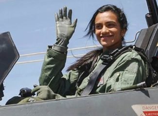 തേജസ് യുദ്ധവിമാനം പറത്തുന്ന ആദ്യവനിതയെന്ന ഖ്യാതി … ബാറ്റ്മിന്റൺ താരം സിന്ധുവിന് : നേട്ടം സ്ത്രീകൾക്ക് സമര്പ്പിച്ച് … സിന്ധു :