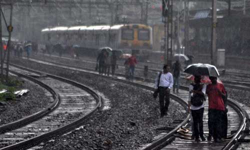 വായു ചുഴലിക്കാറ്റ് : ട്രെയിനുകൾ റദ്ദാക്കി: