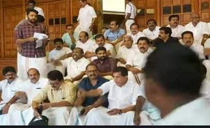 നിയമസഭാ കവാടത്തിൽ പ്രതിപക്ഷത്തിന്റെ കുത്തിയിരിപ്പ് :