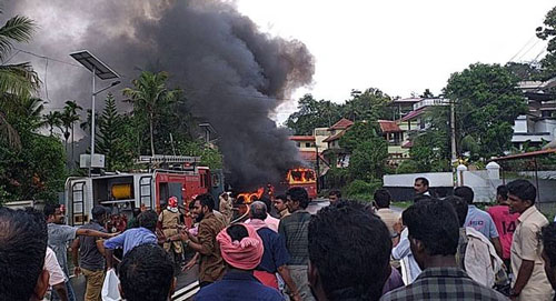 കെഎസ്‌ആര്‍ടിസി ബസും, കോണ്‍ക്രീറ്റ്‌ മിക്‌സര്‍ വണ്ടിയും കൂട്ടിയിടിച്ച്‌ അപകടം;  ഒഴിവായത് വൻദുരന്തം: