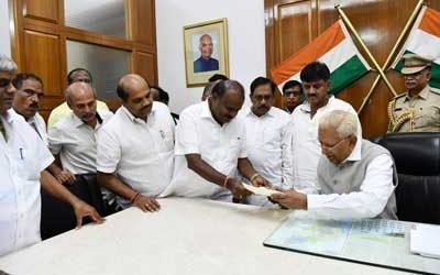 ഭൂരിപക്ഷം തെളിയിക്കാനായില്ല; കുമാരസ്വാമി രാജിവച്ചു: