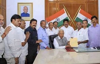 കർണാടകത്തിൽ കൂടുതൽ എംഎൽഎമാർ രാജിവെച്ചു: നാണം കെട്ട രാഷ്ട്രീയവുമായി കോൺഗ്രസ് നേതാക്കൾ – മുതിർന്ന മാധ്യമ പ്രവർത്തകൻ കെവിഎസ് ഹരിദാസ് എഴുതുന്നു: (courtesy :east coast Daily )