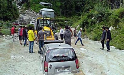 കനത്ത മഴയില്‍ റോഡ് ഒലിച്ചുപോയി; ഹിമാചല്‍പ്രദേശില്‍ മലയാളികളടക്കമുള്ള ബൈക്ക് യാത്രിക സംഘം കുടുങ്ങിക്കിടക്കുന്നു: