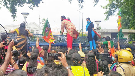 പ്രതിഷേധ കടലായി തലസ്ഥാനം;മഹിളാ മോർച്ച,യുവ മോർച്ച പ്രതിഷേധക്കാർക്കെതിരെ പോലീസ് അതിക്രമം: