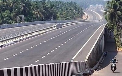 ഒരുവശത്ത് കേരളത്തിലെ റോഡുകൾ ന്യൂയോർക്കിലെ റോഡുകളെക്കാൾ ഗംഭീരമെന്നു  മുഖ്യമന്ത്രി:മറുവശത്ത് തീർത്ഥാടനത്തിനെന്ന പോലെ  ജനങ്ങൾ  നാഷണൽ ഹൈവേകൾ കാണാൻ വരുമെന്ന് പാർട്ടി സെക്രട്ടറി ഗോവിന്ദൻ :